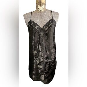Elegant Women’s Lingerie Chemise Sleepwear with Lace Detail Size: Medium